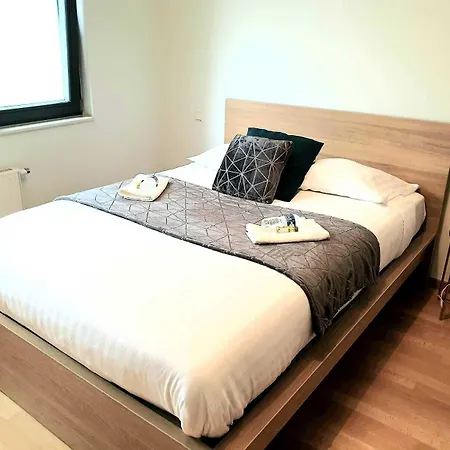 Large Modern Flat In The Heart Of Center, Free Parking *